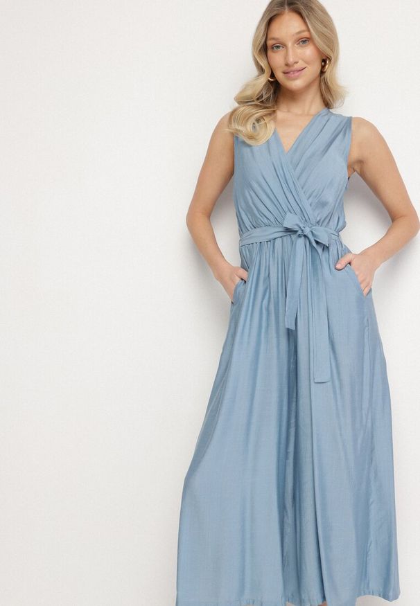 Born2be - Niebieski Taliowany Kombinezon z Wiskozą i Paskiem Evithrae. Okazja: na co dzień. Kolor: niebieski. Materiał: wiskoza. Styl: elegancki, klasyczny, casual, wizytowy