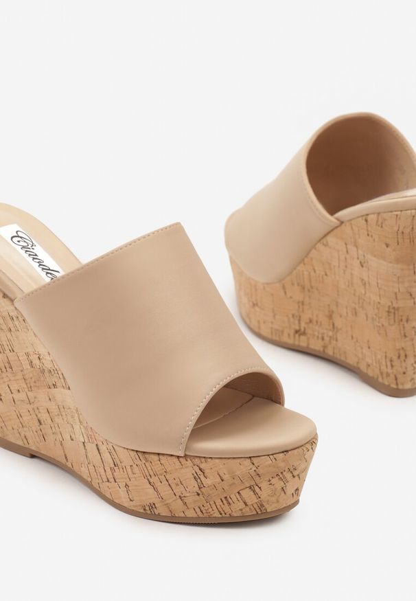 Renee - Beżowe Klapki na Platformie i Koturnie Glesana. Okazja: na imprezę, na plażę, na co dzień. Nosek buta: otwarty. Kolor: beżowy. Materiał: zamsz, jeans, materiał. Sezon: lato. Obcas: na koturnie. Styl: casual, elegancki