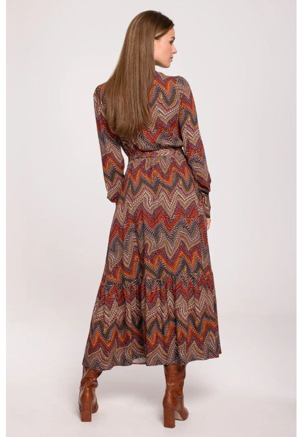 Stylove - Długa sukienka BOHO z falbankami i długim rękawem czerwona. Okazja: do pracy, na imprezę. Typ kołnierza: kołnierz z falbankami. Kolor: czerwony. Długość rękawa: długi rękaw. Styl: boho. Długość: maxi