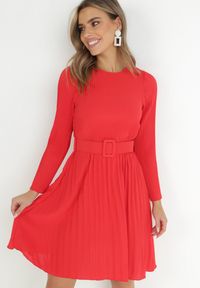 Born2be - Czerwona Sukienka Plisowana z Paskiem Flyne. Kolor: czerwony. Długość rękawa: długi rękaw. Styl: elegancki. Długość: mini