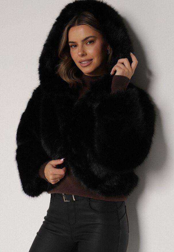 Born2be - Czarna Futrzana Kurtka z Nieodpinanym Kapturem Zetena. Kolor: czarny. Materiał: futro. Styl: klasyczny, elegancki