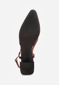 Renee - Ciemnobrązowe Letnie Czółenka VICES w Stylu Slingback na Słupku Synossia. Okazja: na co dzień. Kolor: brązowy. Materiał: jeans. Sezon: lato. Obcas: na słupku. Styl: elegancki, casual #7