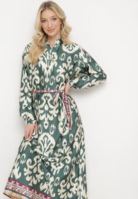 Born2be - Zielona Sukienka Satynowa o Pudełkowym Fasonie Wiązana w Talii w Ornamentalny Wzór Narosa. Kolor: zielony. Materiał: satyna #6