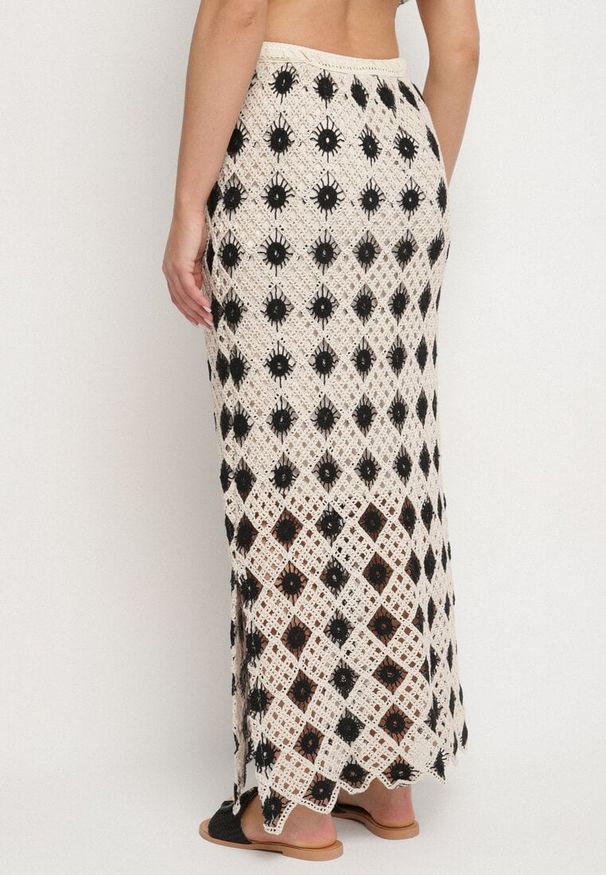 Born2be - Czarna Szydełkowa Spódnica o Ołówkowym Kroju z Gumką w Pasie Banollia. Okazja: na co dzień. Kolor: czarny. Wzór: aplikacja. Styl: elegancki, casual