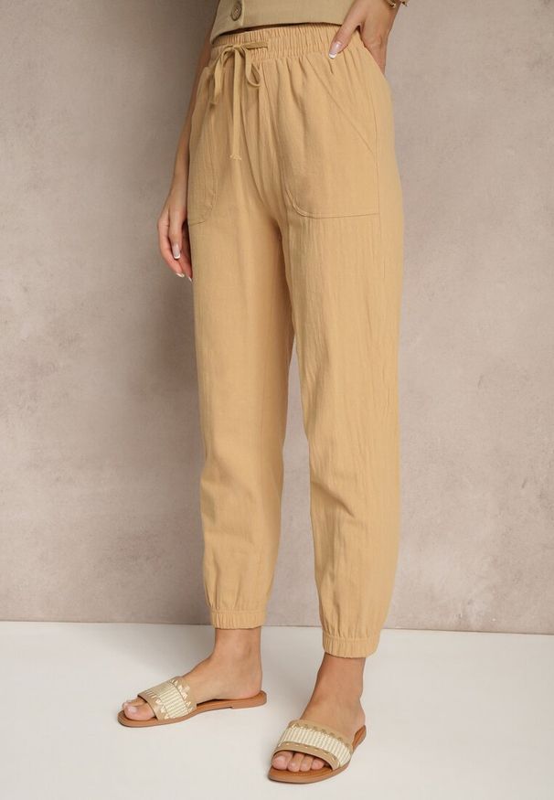 Renee - Ciemnobeżowe Spodnie Joggery z Bawełny High Waist ze Sznurowaniem Xarvania. Okazja: na co dzień. Stan: podwyższony. Kolor: brązowy. Materiał: bawełna. Styl: casual