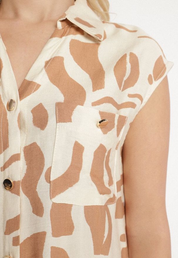 Born2be - Beżowa Sukienka o Koszulowym Kroju w Geometryczny Wzór Saranea. Okazja: na co dzień, na spotkanie biznesowe. Typ kołnierza: dekolt w serek. Kolor: beżowy. Długość rękawa: krótki rękaw. Wzór: geometria. Sezon: wiosna, lato. Typ sukienki: koszulowe. Styl: biznesowy, casual