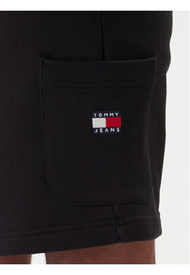 Tommy Jeans Szorty sportowe Badge DM0DM18479 Czarny Regular Fit. Kolor: czarny. Materiał: bawełna. Styl: sportowy