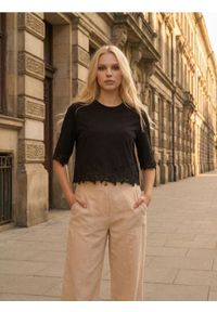 Sinsay - Bawełniana bluzka z koronkową aplikacją - czarny. Kolor: czarny. Materiał: bawełna, koronka. Wzór: aplikacja