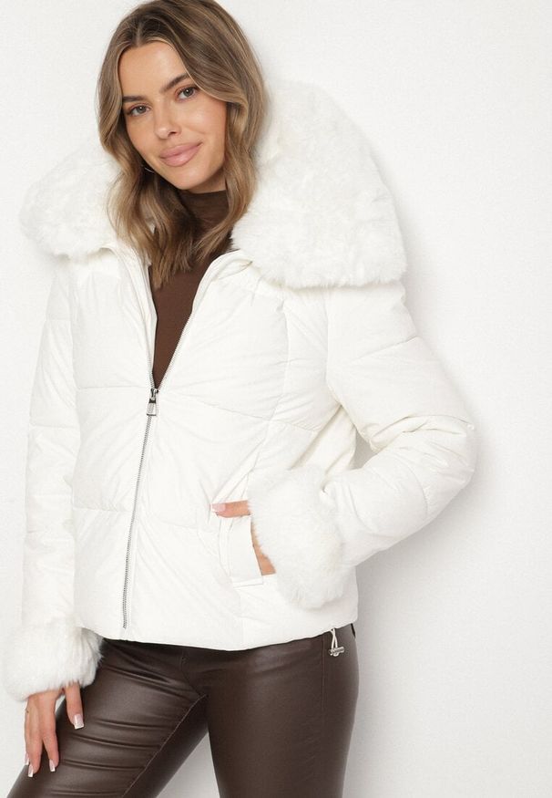 Born2be - Biała Pikowana Kurtka z Szerokim Kołnierzem z Futerkiem Galerra. Okazja: na spacer, na co dzień. Kolor: biały. Materiał: futro. Sezon: zima. Styl: casual, elegancki