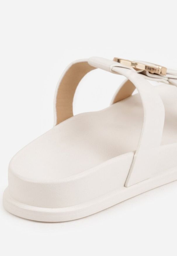 Renee - Białe Klapki Ozdobione Paskiem z Metaliczną Klamrą Kellyss. Okazja: na spacer, na co dzień. Kolor: biały. Materiał: jeans. Wzór: aplikacja. Sezon: wiosna. Styl: casual