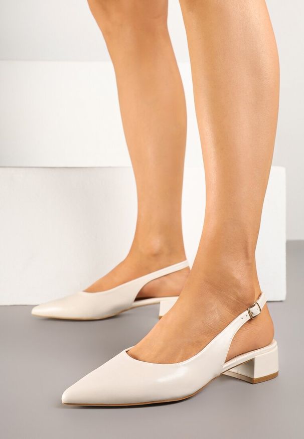 Renee - Beżowe Sandały na Słupku Typu Slingback Odavine. Okazja: na spotkanie biznesowe. Zapięcie: sprzączka. Kolor: beżowy. Sezon: lato. Obcas: na słupku. Styl: biznesowy, elegancki. Wysokość obcasa: średni