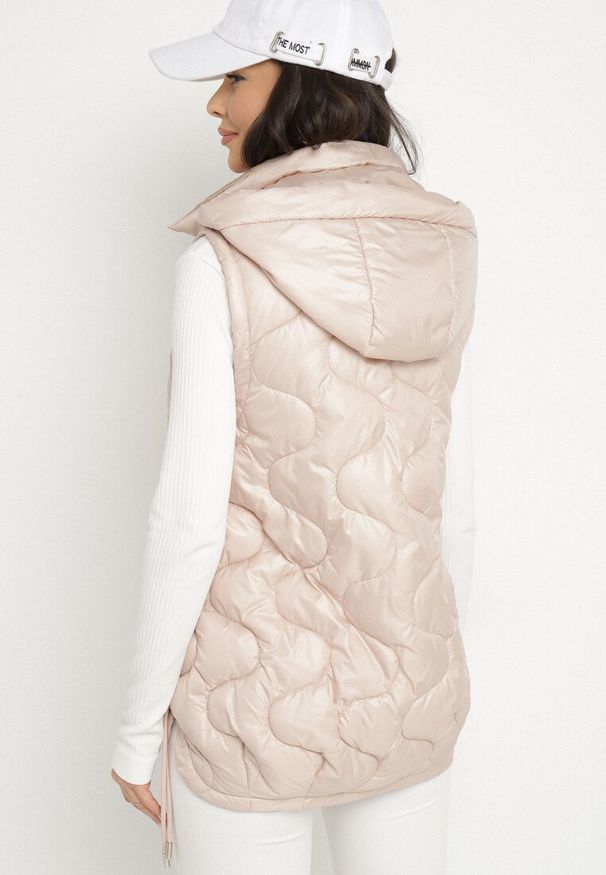 Born2be - Różowa Kamizelka Pikowana z Odpinanym Kapturem Vilzeki. Okazja: na co dzień. Kolor: różowy. Materiał: jeans. Styl: klasyczny, casual, elegancki