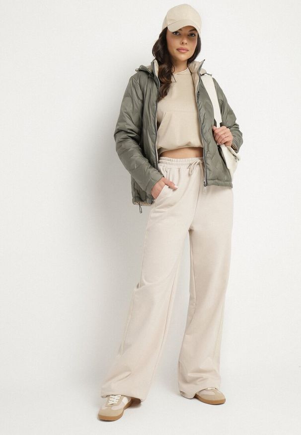 Born2be - Zielona Pikowana Kurtka o Dwustronnym Kroju z Odpinanym Kapturem Zeorina. Okazja: na co dzień. Kolor: zielony. Materiał: jeans. Wzór: gładki. Styl: elegancki, casual