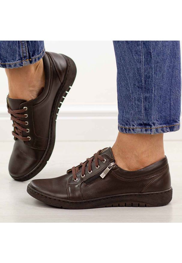 Brązowe Polskie półbuty damskie Gregors 747. Okazja: na co dzień. Zapięcie: sznurówki. Kolor: brązowy. Materiał: skóra. Szerokość cholewki: normalna. Sezon: wiosna, jesień. Styl: casual, elegancki, klasyczny