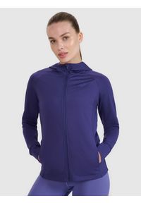 4f - 4F Bluza treningowa regular szybkoschnąca damska - granatowa S. Okazja: na co dzień. Typ kołnierza: kaptur. Kolor: niebieski. Materiał: elastan, materiał, włókno, dzianina, syntetyk. Długość rękawa: raglanowy rękaw. Wzór: ze splotem, gładki, jednolity. Styl: casual, sportowy. Sport: fitness #1