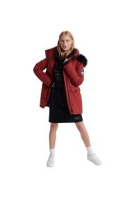 Superdry - Kurtka turystyczna damska Superdary Ashley. Kolor: czerwony. Materiał: poliester. Sezon: zima, jesień. Sport: turystyka piesza