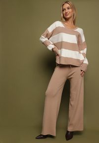 Born2be - Beżowy Dzianinowy Komplet Szerokie Spodnie i Sweter w Paski Falesea. Kolor: beżowy. Materiał: dzianina. Wzór: paski