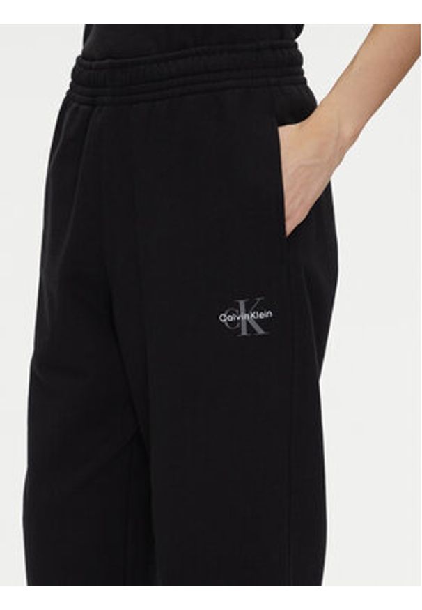 Calvin Klein Jeans Spodnie dresowe Monologo LV047B235G Czarny Regular Fit. Kolor: czarny. Materiał: bawełna