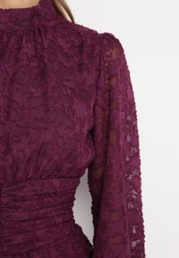 Born2be - Fioletowa Taliowana Sukienka Mini Koronkowa z Falbankami Ciluna. Okazja: na co dzień. Typ kołnierza: kołnierz z falbankami. Kolor: fioletowy. Materiał: koronka. Wzór: aplikacja. Styl: klasyczny, casual, elegancki. Długość: mini #6