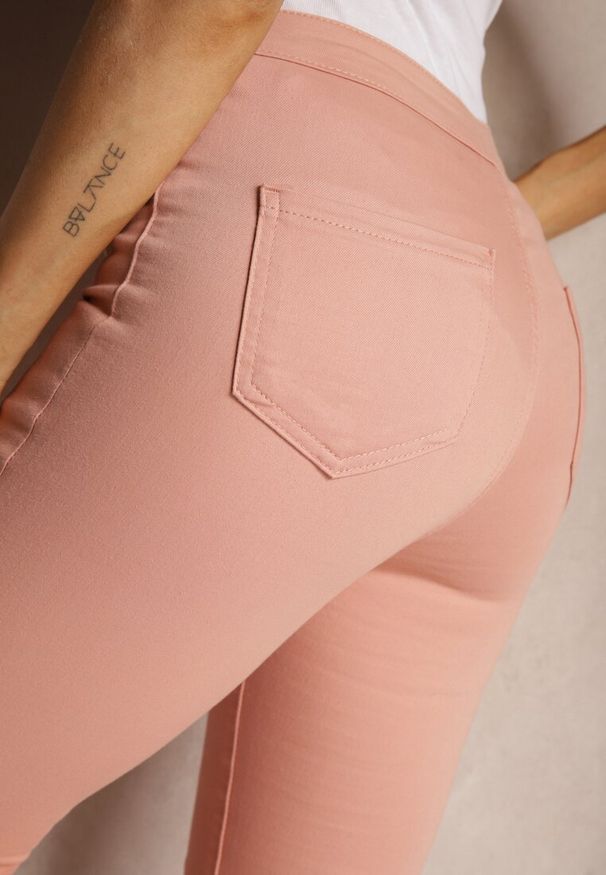 Renee - Różowe Spodnie z Bawełny o Kroju Skinny Irivella. Okazja: na spotkanie biznesowe. Stan: podwyższony. Kolor: różowy. Materiał: bawełna. Styl: biznesowy, elegancki