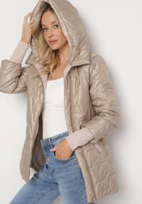 Born2be - Ciemnobeżowa Pikowana Kurtka z Kapturem i Rękawami ze Ściągaczami Melorisea. Okazja: do pracy, na spacer, na spotkanie biznesowe. Typ kołnierza: kaptur. Kolor: beżowy. Materiał: dzianina, jeans. Styl: elegancki, biznesowy #5