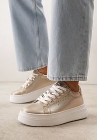 Renee - Złote Sneakersy VICES Ozdobione Gwiazdą i Błyszczącą Wstawką Oranatta. Okazja: na co dzień. Kolor: złoty. Materiał: jeans. Wzór: aplikacja #9