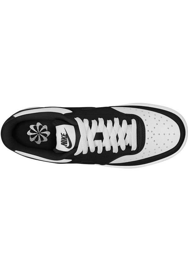 Buty damskie do chodzenia Nike Wmns Court Vision Lo NN. Zapięcie: sznurówki. Kolor: czarny, biały, wielokolorowy. Materiał: syntetyk, materiał. Szerokość cholewki: normalna. Model: Nike Court. Sport: turystyka piesza