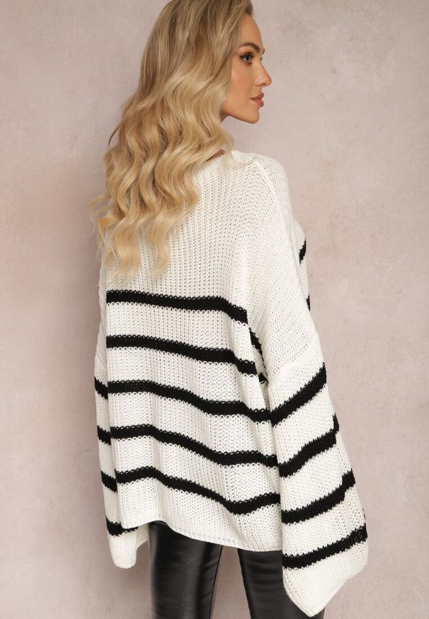 Renee - Biały Sweter z Dzianiny w Paski z Obszernymi Rękawami Gotara. Kolor: biały. Materiał: dzianina. Wzór: paski