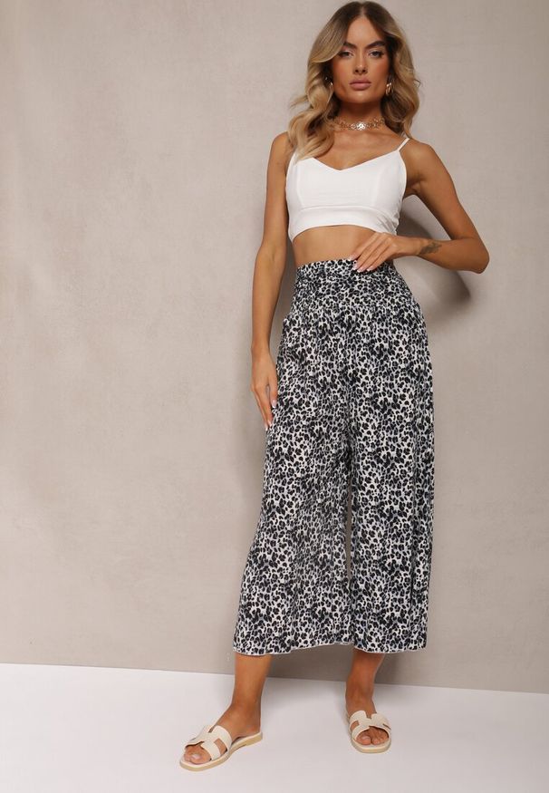 Renee - Szare Szerokie Spodnie o Długości 7/8 w Panterkę Rhina. Stan: podwyższony. Kolor: szary. Materiał: wiskoza, tkanina. Wzór: motyw zwierzęcy