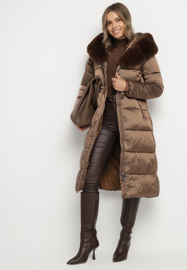 Born2be - Brązowa Długa Kurtka Puchowa z Pikowanymi Przeszyciami i Kapturem z Futrem Zevea. Okazja: na spacer, na co dzień. Kolor: brązowy. Materiał: futro, puch. Długość: długie. Styl: casual, elegancki