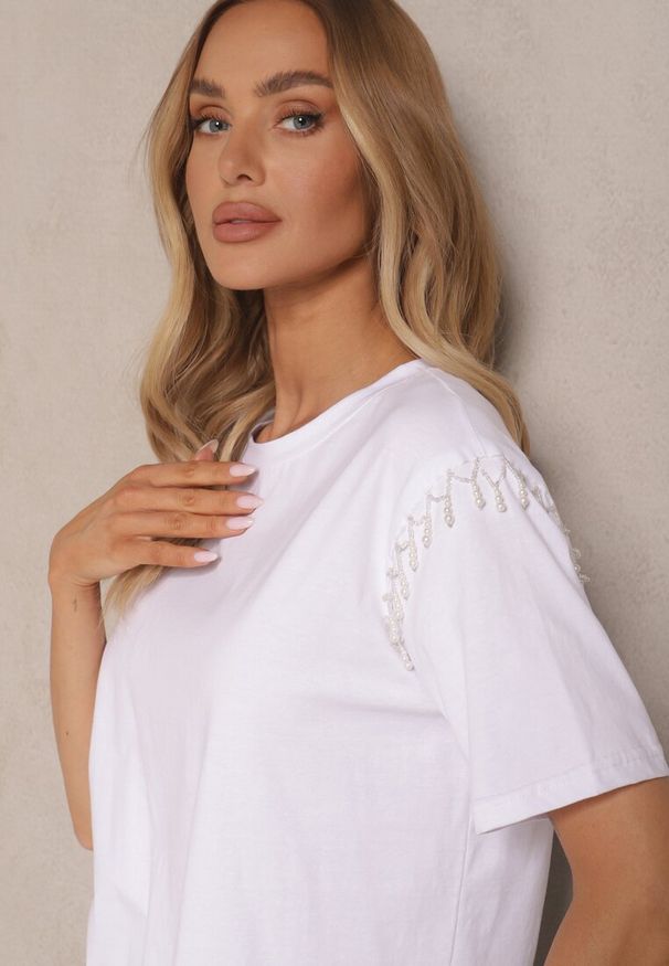 Renee - Biały T-shirt z Bawełny z Koralikami Vlerra. Okazja: na spacer, na co dzień. Kolor: biały. Materiał: bawełna. Wzór: aplikacja. Sezon: lato, wiosna. Styl: klasyczny, casual