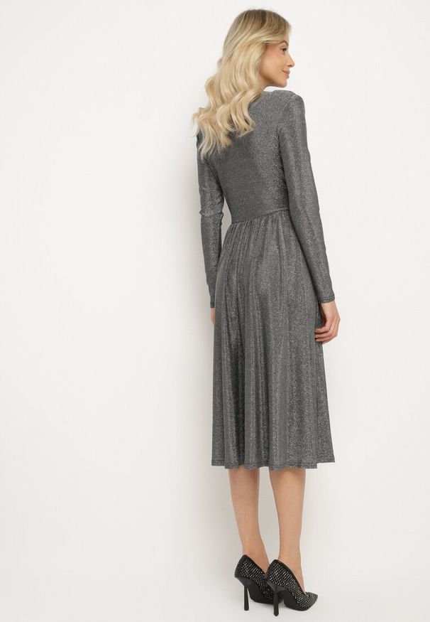 Born2be - Srebrna Koktajlowa Sukienka z Metaliczną Nicią Mianella. Kolor: srebrny. Długość rękawa: długi rękaw. Wzór: aplikacja. Styl: wizytowy