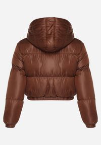 Born2be - Brązowa Kurtka Pikowana o Krótkim Fasonie z Kapturem Tinthella. Okazja: na co dzień, na spacer. Typ kołnierza: kaptur. Kolor: brązowy. Materiał: jeans. Długość: krótkie. Wzór: aplikacja. Styl: casual, elegancki #5