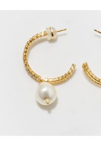CAROLINE SVEDBOM - Kolczyki ozdobione perłami Kaia. Materiał: złote. Kolor: złoty. Wzór: aplikacja. Kamień szlachetny: perła #4