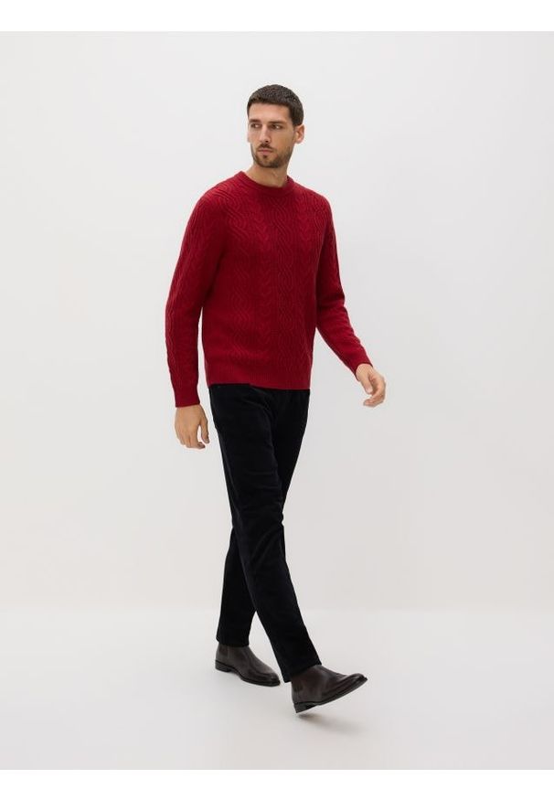 Reserved - Wełniany sweter z warkoczowym splotem - czerwony. Kolor: czerwony. Materiał: wełna. Wzór: ze splotem