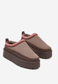 Born2be - Ciemnobrązowe Śniegowce Ocieplone na Platformie z Ozdobnym Wyszywaniem Reitenna. Okazja: na co dzień. Kolor: brązowy. Materiał: jeans. Obcas: na platformie. Styl: elegancki, casual, klasyczny