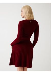 Guess Sukienka 178883 Czerwony Classic Fit. Kolor: czerwony
