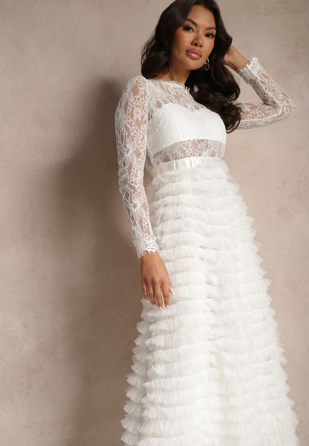 Renee - Biała Koronkowa Sukienka Maxi o Rozkloszowanym Kroju z Tiulowymi Falbankami Sivina. Typ kołnierza: kołnierz z falbankami. Kolor: biały. Materiał: tiul, koronka. Typ sukienki: rozkloszowane. Długość: maxi
