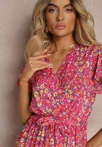 Renee - Różowa Sukienka z Wiskozy z Kopertowym Dekoltem Wykończona Gumką w Pasie i Sznurkiem Abrolea. Kolor: różowy. Materiał: wiskoza. Sezon: lato. Typ sukienki: kopertowe #3