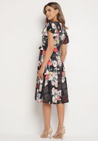 Born2be - Czarna Kwiatowa Sukienka z Kopertowym Dekoltem Atorina. Okazja: na co dzień, na spotkanie biznesowe, do pracy. Typ kołnierza: dekolt kopertowy. Kolor: czarny. Wzór: kwiaty. Typ sukienki: kopertowe. Styl: casual, biznesowy #5