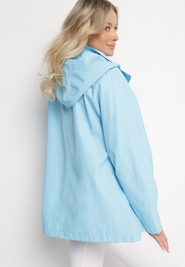 Born2be - Jasnoniebieska Kurtka w Stylu Wiatrówki z Odpinanym Kapturem Ndivisa. Okazja: na co dzień. Kolor: niebieski. Materiał: jeans. Styl: klasyczny, casual