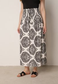 Born2be - Czarna Rozkloszowana Spódnica z Wiskozy z Wysokim Stanem i Etnicznym Wzorem Ari. Okazja: do pracy, na co dzień, na spacer. Stan: podwyższony. Kolor: czarny. Materiał: wiskoza. Wzór: aplikacja. Sezon: lato. Styl: casual #3