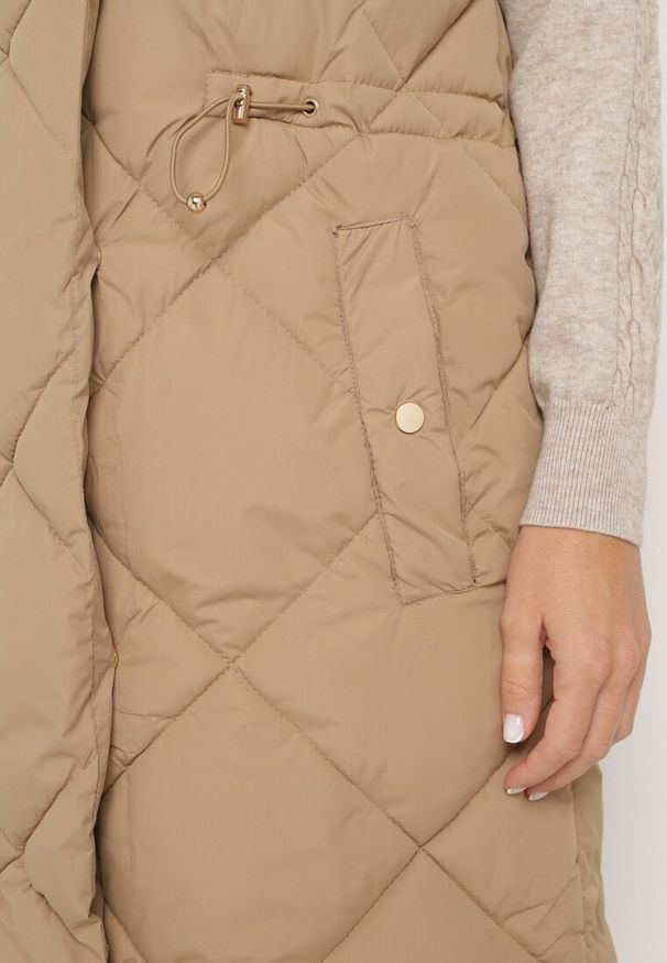 Born2be - Ciemnobeżowa Pikowana Kamizelka o Długim Kroju ze Stójką i Kieszeniami Avatheia. Okazja: na co dzień. Typ kołnierza: kołnierzyk stójkowy. Kolor: beżowy. Materiał: jeans. Długość: długie. Wzór: aplikacja. Styl: elegancki, klasyczny, casual