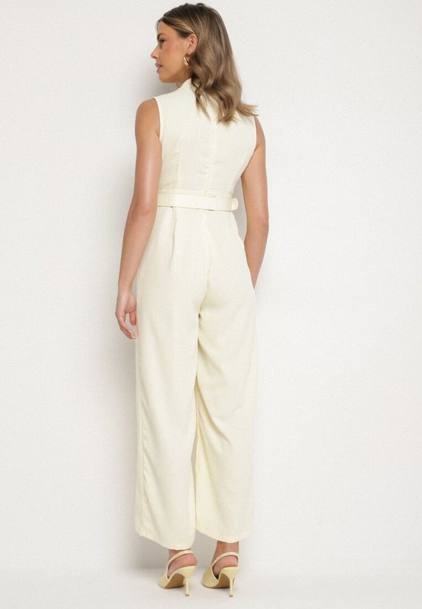 Born2be - Żółty Taliowany Kombinezon Ozdobiony Paskiem z Klamrą Tilferia. Kolor: żółty. Wzór: aplikacja. Styl: klasyczny, elegancki