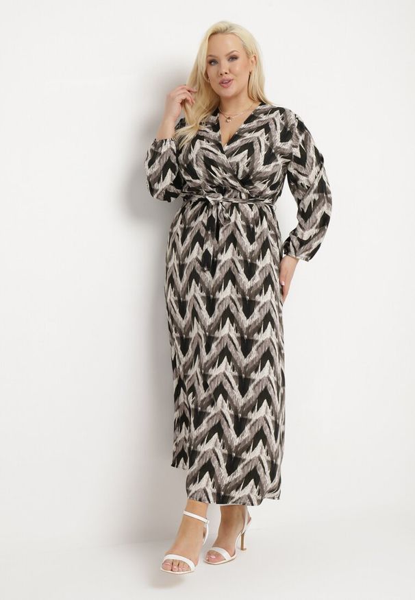 Born2be - Czarna Rozkloszowana Sukienka o Kopertowym Kroju z Paskiem i Gumką w Pasie Bristella. Okazja: na spotkanie biznesowe, do pracy. Kolekcja: plus size. Kolor: czarny. Długość rękawa: długi rękaw. Wzór: aplikacja. Typ sukienki: kopertowe. Styl: biznesowy