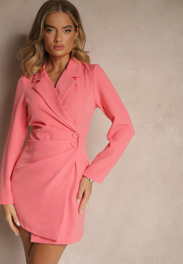 Renee - Różowa Sukienka Semmiche. Kolor: różowy. Materiał: lakier. Typ sukienki: kopertowe, proste. Styl: wizytowy, elegancki. Długość: mini