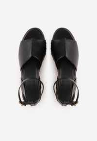 Born2be - Czarne Sandały na Koturnie i Platformie Ozdobione Nitami Rhethe. Okazja: na co dzień. Zapięcie: sprzączka. Kolor: czarny. Materiał: jeans. Wzór: aplikacja. Sezon: wiosna, lato. Obcas: na koturnie. Styl: casual, elegancki #5