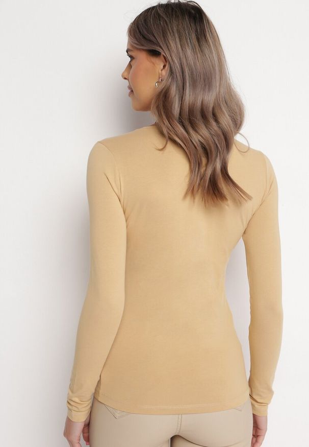 Born2be - Ciemnobeżowa Dopasowana Bluzka z Elastycznej Bawełny Loreen. Okazja: na co dzień. Kolor: beżowy. Materiał: bawełna. Styl: klasyczny, casual, elegancki