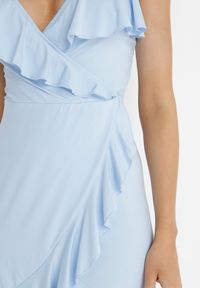 Born2be - Jasnoniebieska Kopertowa Sukienka na Ramiączkach Zdobiona Falbanami Adathe. Kolor: niebieski. Długość rękawa: na ramiączkach. Wzór: aplikacja. Typ sukienki: kopertowe. Styl: elegancki. Długość: midi #4