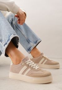 Renee - Ciemnobeżowe Sneakersy na Platformie w Stylu Tenisówek Ozdobione Paskami Ladia. Okazja: na co dzień. Zapięcie: pasek. Kolor: beżowy. Materiał: jeans. Wzór: aplikacja. Sezon: wiosna. Obcas: na platformie #1